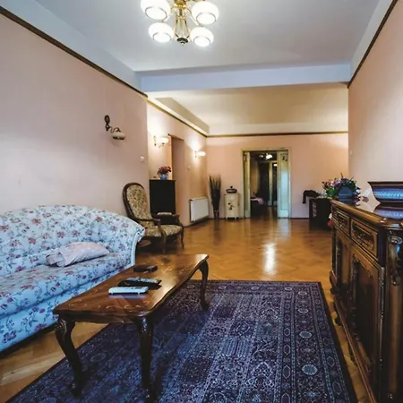 Old Town 3 Bedrooms Big Apt بوخارست